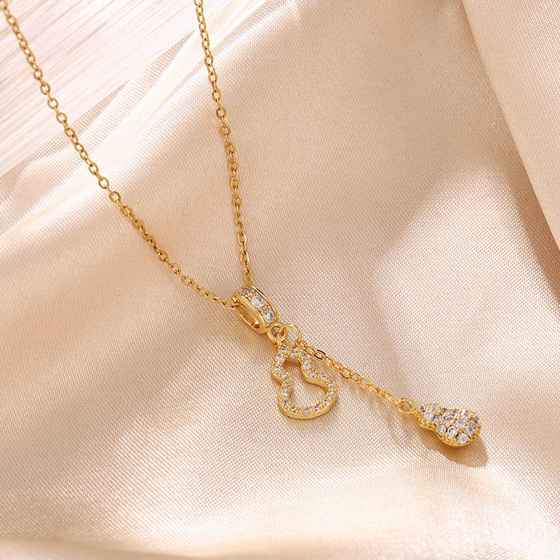 Geometric Diamond Inlaid Necklace: Fashionable Electroplated Choker & Clavicle Chain with Pendant.