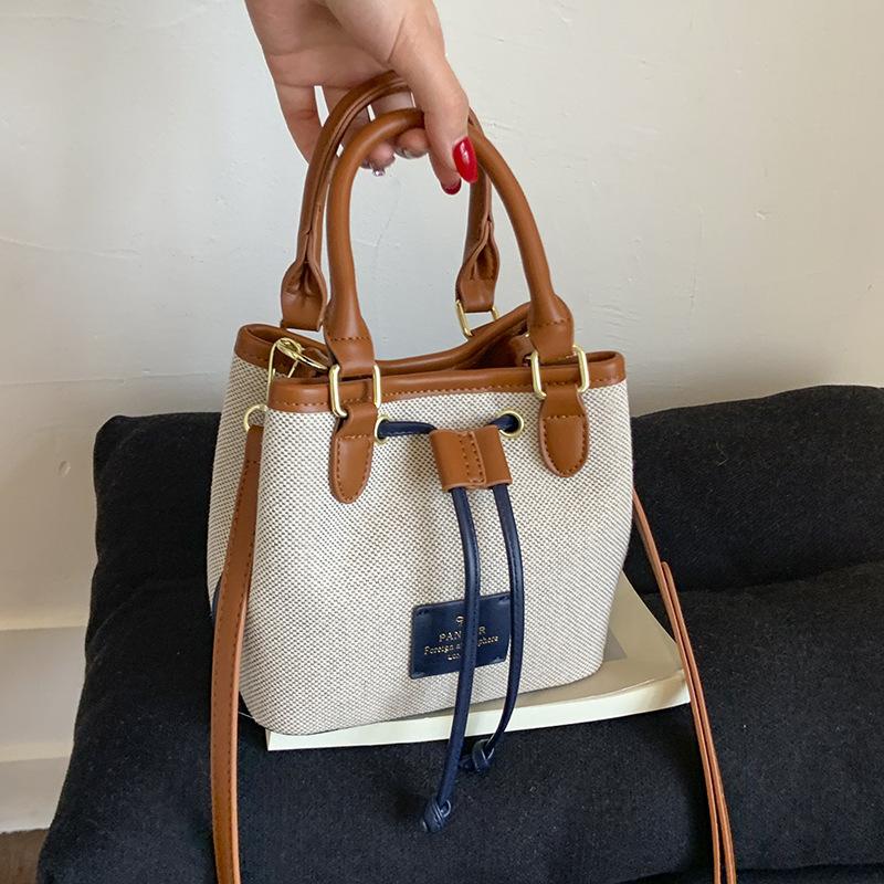 2026 Borsa a Secchiello Intrecciata Arcobaleno Creativa da Donna Carina Ultima Borsa a Tracolla Patchwork Stile Coreano Borse da Lavoro a Spalla