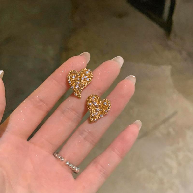 18k Gold Plated Heart-Shaped Zirconia Stud Earrings: Shiny, Luxurious, and Versatile Accessories for Women
