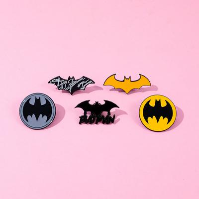 Insignias metálicas de personajes de películas de superhéroes europeos y americanos logo de murciélago de batman pin de broche de aleación accesorio