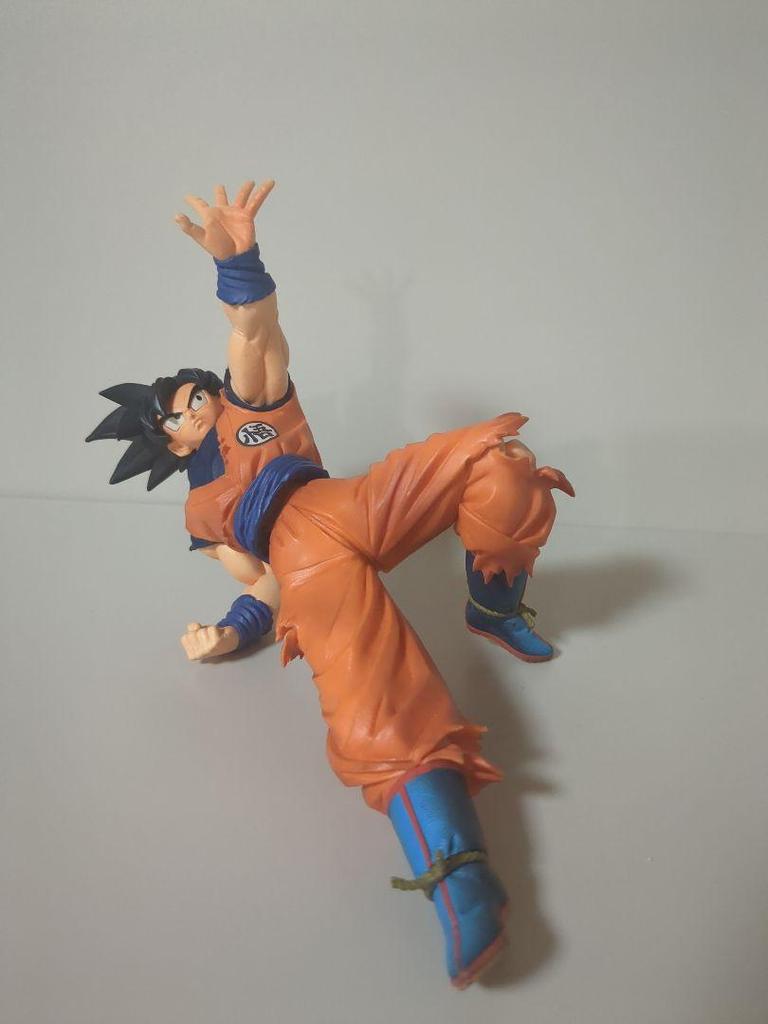 [USED] Dragon Ball Son Goku figure with bonus Vegeta figure (no base)