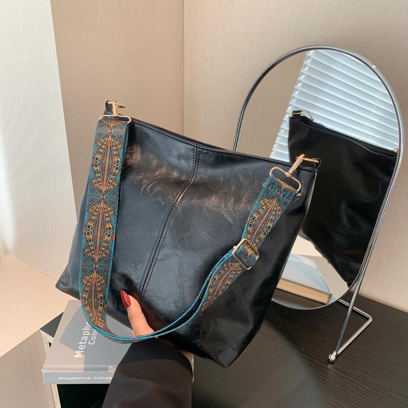 Spring new fashion portable shoulder crossbody large capacity bucket women's bag supports a lot of mixing