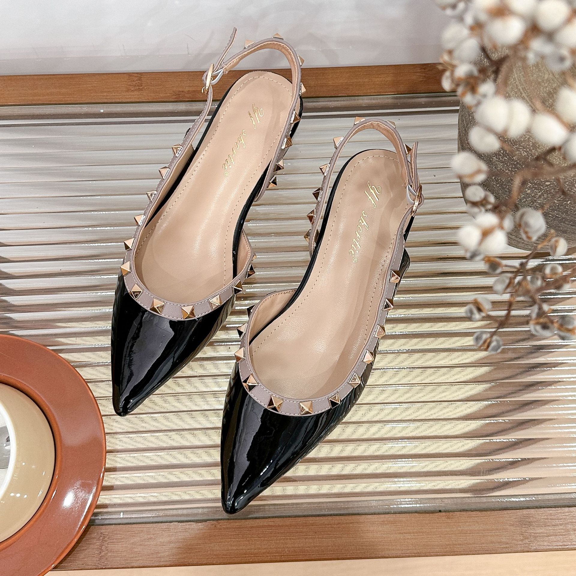 

Height increase 5cm patent leather rivets wedge sandals women s outer wear 2025 summer new sexy pointed rear strap slippers 40 чёрный