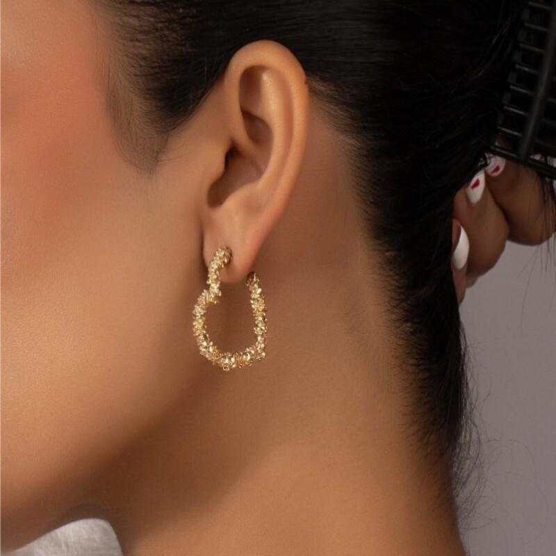 

Серьги-кольца с узором в виде сердца золотой