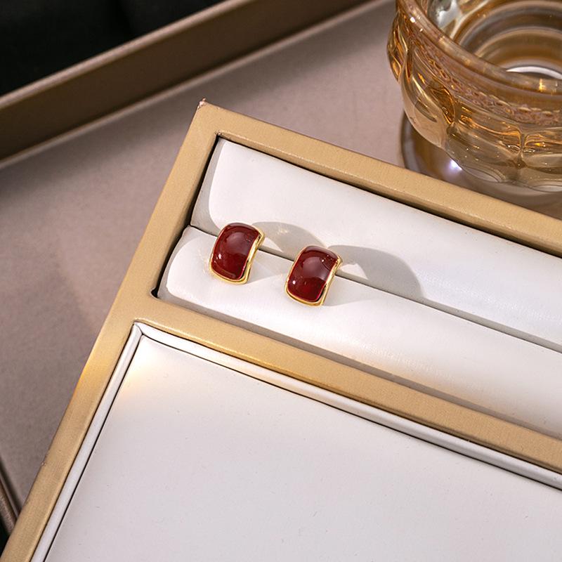 Silver Needle Red Heart Pearl Drip Stud Earrings: French Retro Vintage Ear Cuffs for Autumn and Winter.