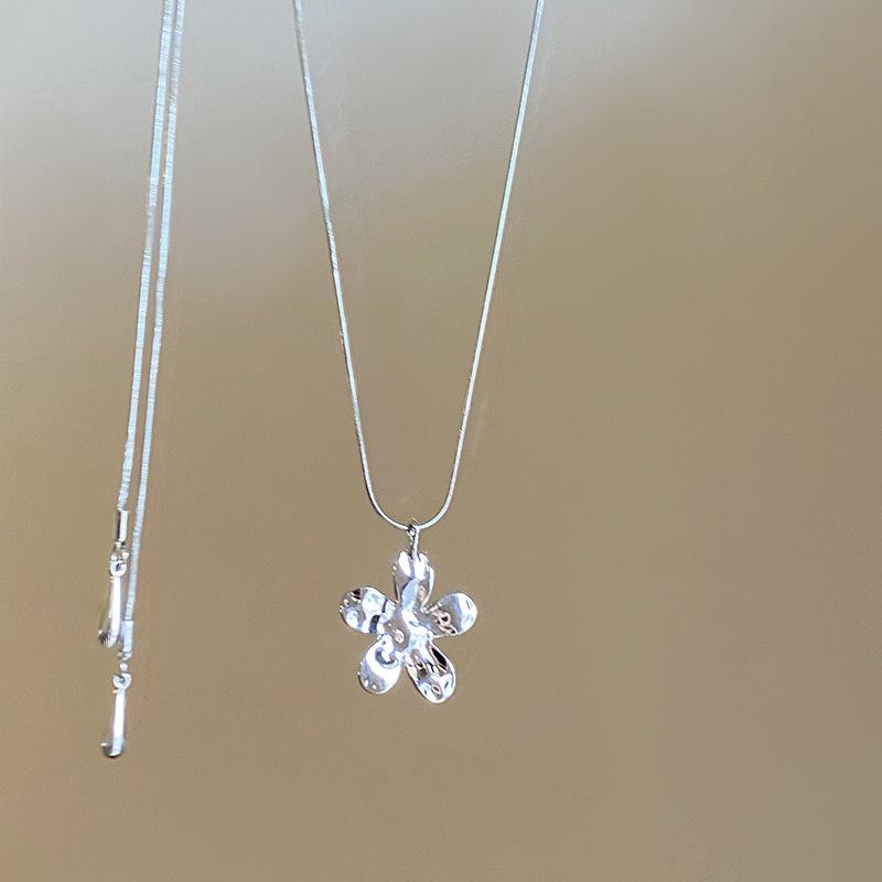 

Ожерелье-подвеска с выдвижным цветком, нишевое темпераментное ожерелье-цепочка на ключицу, модное универсальное высококлассное ювелирное изделие для женщин