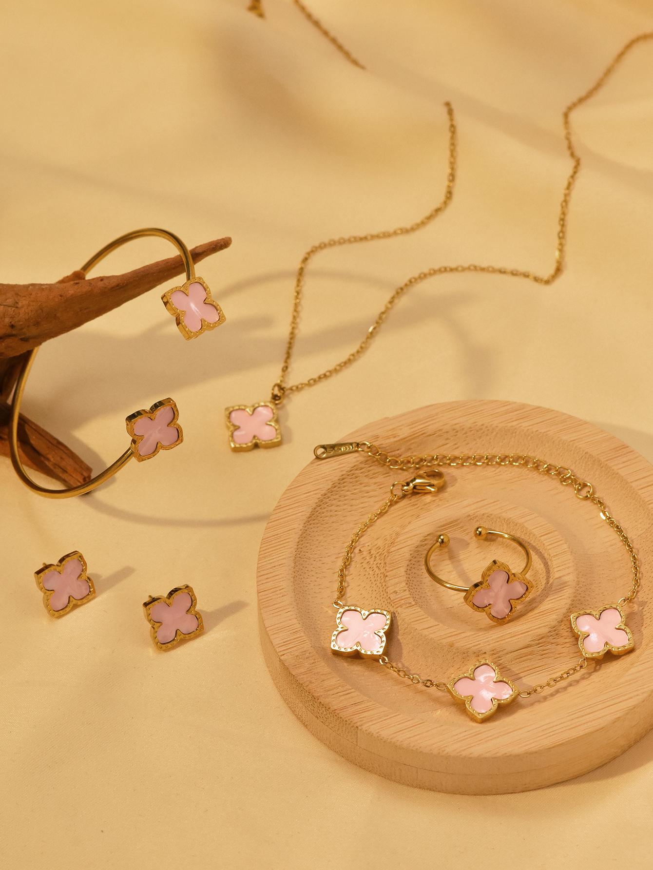 

Набор из 6 предметов: серьги-клевер, ожерелье, браслет-бэнгл, кольцо с цирконом для женщин. Идеально для повседневных аксессуаров и праздничных сувениров.