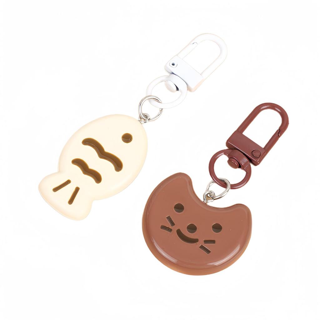 Cute Cartoon Kitten & Fish Keychain Pendant - Black & White Design for Backpacks, Couples, & Students