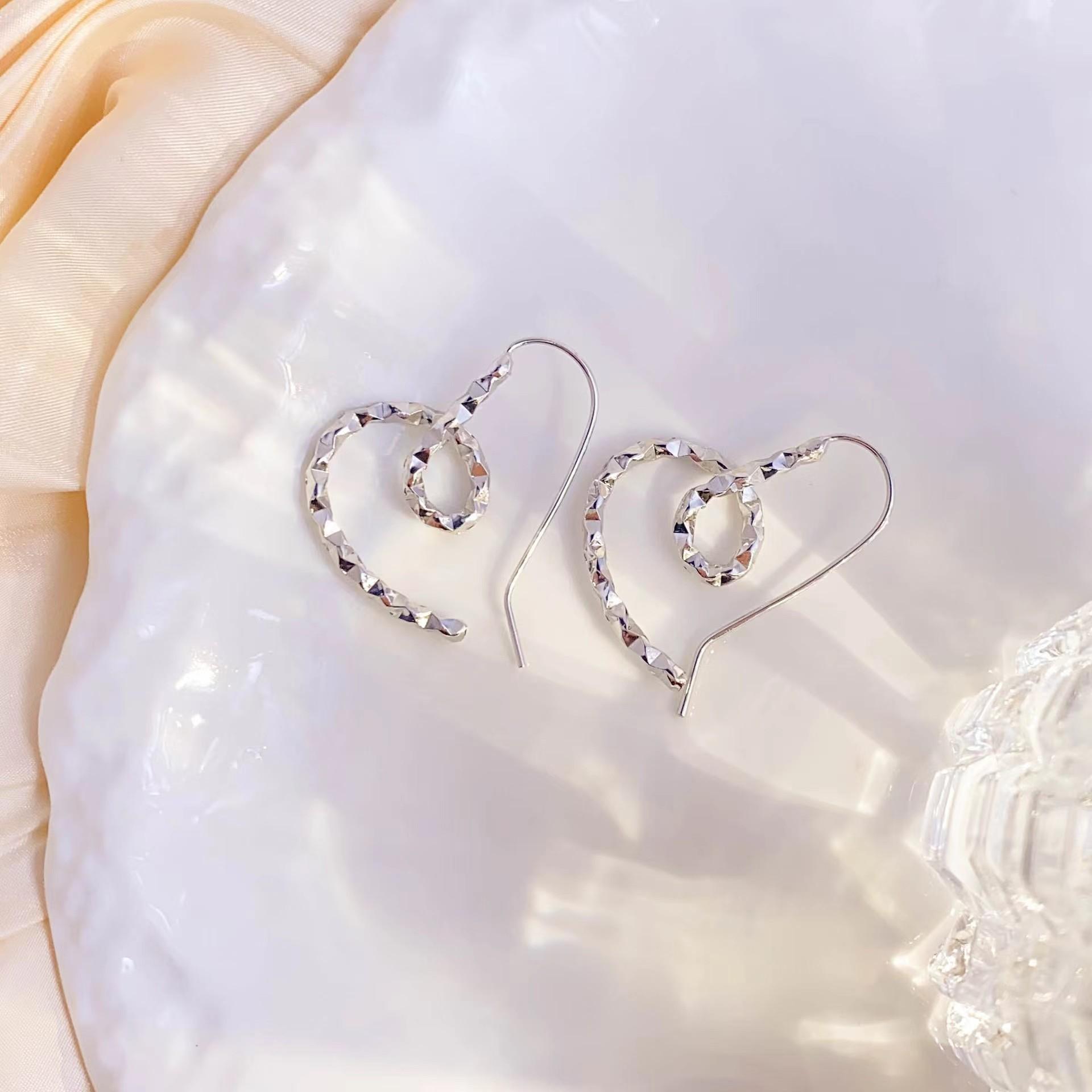 

Нишевый модный дизайн, высококачественные серьги в форме персикового сердца, ретро-серьги, зарубежные роскошные серьги в стиле темперамент серебряный