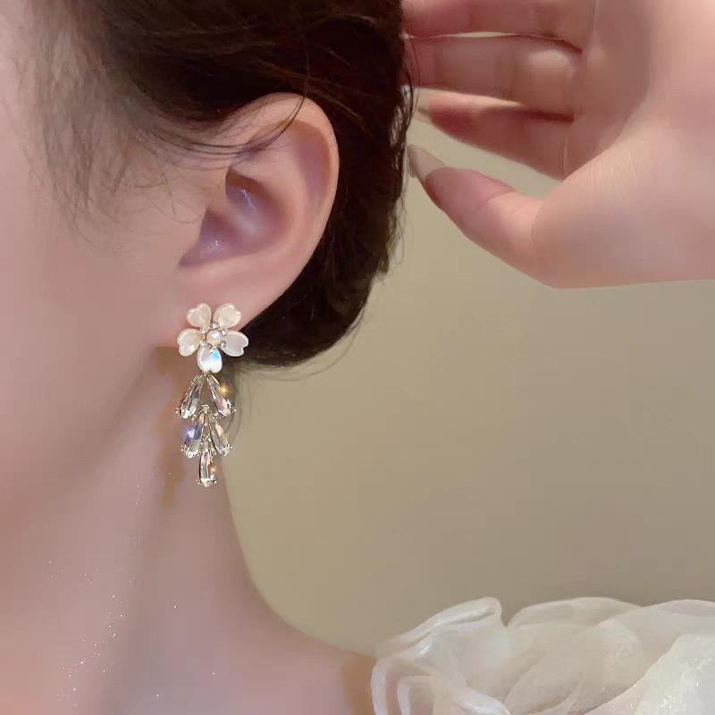 French retro flower pearl fringed earrings women's personality sweet temperament earrings light luxury high-end elegant earrings