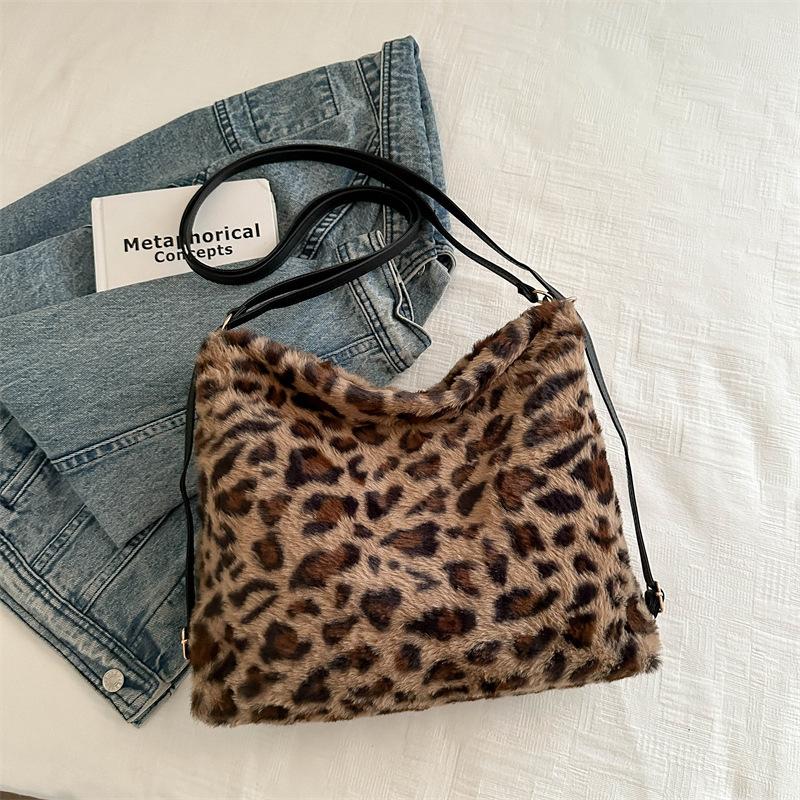 

Зимняя пушистая сумка 2025 новая популярная леопардовый принт женская сумка-рюкзак на двойном плече многоцелевая плечевая сумка-тоут тренд коричневый