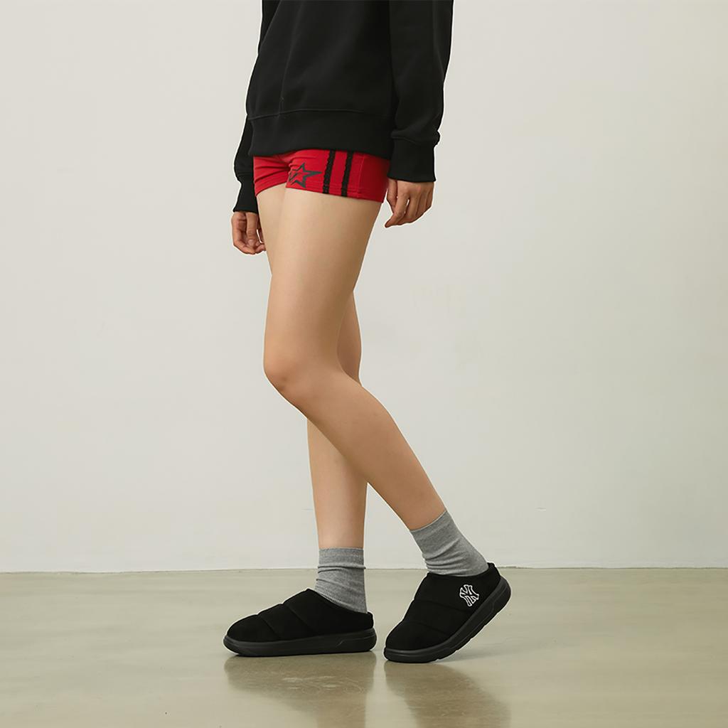 MLB New York Yankees Quiet Abrasion Resistant Slip Resistant Closed Toe Cotton Slippers Unisex Black Sneakers 3AWBBCM46-50BKS