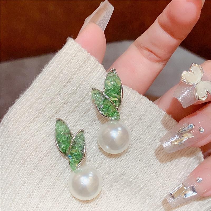 Silver needle green crystal leaf stud earrings female, fresh and elegant earrings temperament versatile pearl earrings 925 silver needle