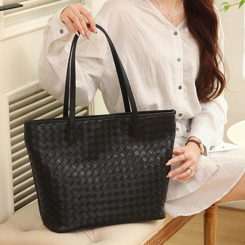 

Трендовая плетеная сумка-тоут большой вместимости: Женская сумка кроссбоди и на плечо 2025