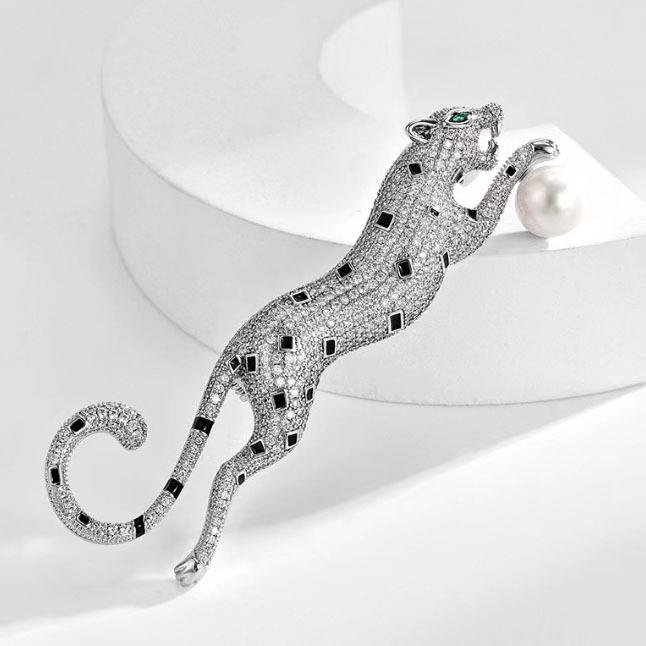Retro Gold Leopard Brooch: Trendy, Long, Exaggerated Pin for Men & Women's Clothing Accessories