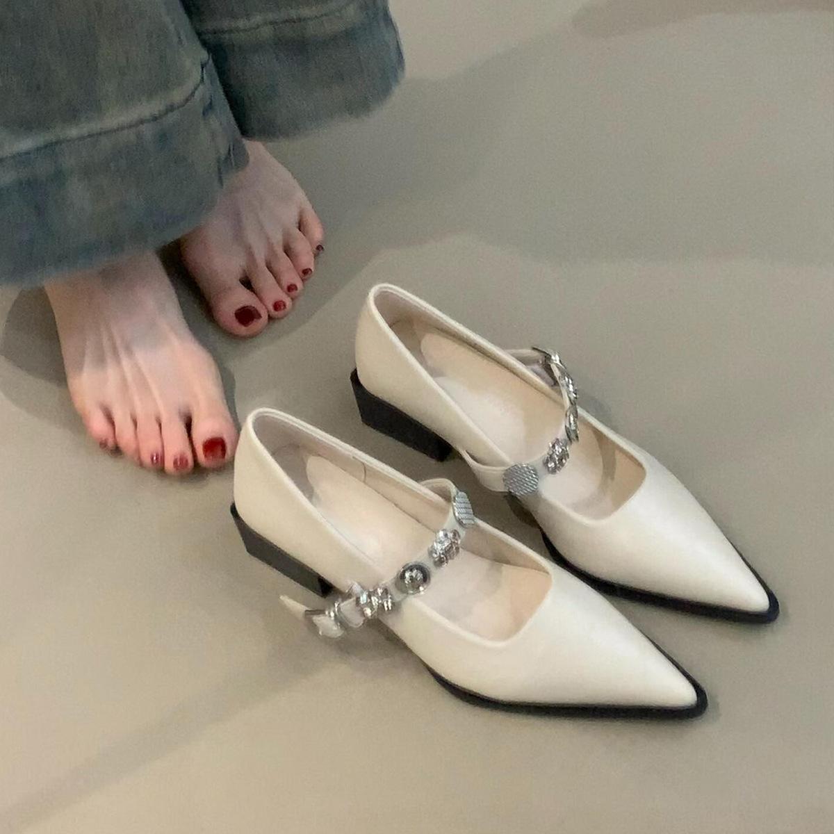 

Остроносые туфли-лодочки женские с ремешком на одну пряжку, на среднем каблуке, из натуральной кожи, туфли Мэри Джейн в стиле ретро с мелким вырезом, темпераментные маленькие кожаные туфли 35