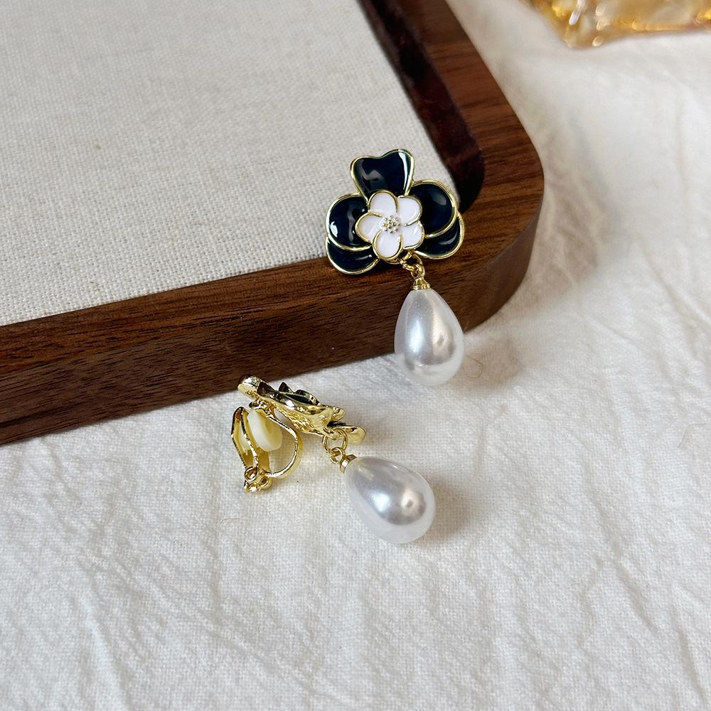 Korean Xiaoxiang Love Heart Earrings: High-End Summer Sweet Design with Niche Oil Drop Accents