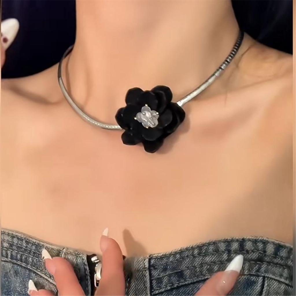 Tooxika Lüks Küçük Üç Boyutlu Siyah Çiçek Yaka Moda Yüzle Uyumlu Choker Köprücük Kemiği Kolyesi