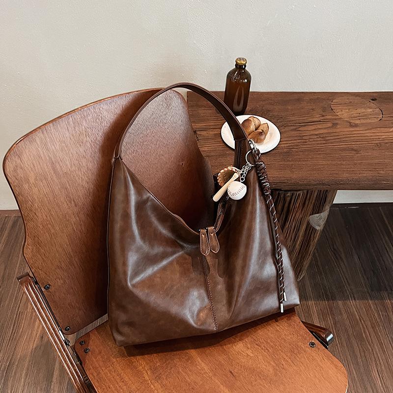 

Вместительная сумка подмышку женская 2025 новая осенне-зимняя сумка через плечо ретро-сумка премиальная сумка-тоут для通勤 no pendant коричневый