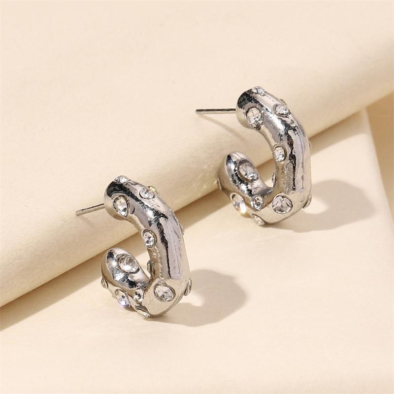 

Покрытие может быть разнообразным и универсальным, с серьгами-гвоздиками из винтажной лавы в форме буквы С и серьгами с бриллиантами серебряный