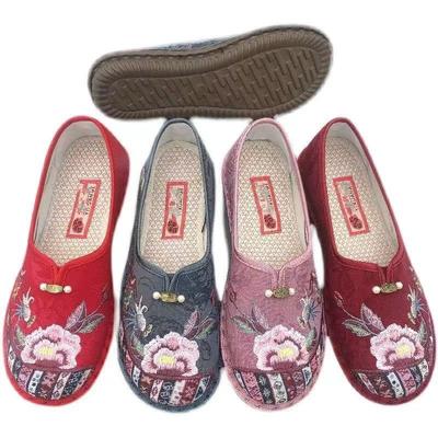 Scarpe nuove primaverili a tacco basso scarpe ricamate stile cinese scarpe in stoffa vecchia Pechino scarpe leggere da madre piatte a un pedale scarpe da donna
