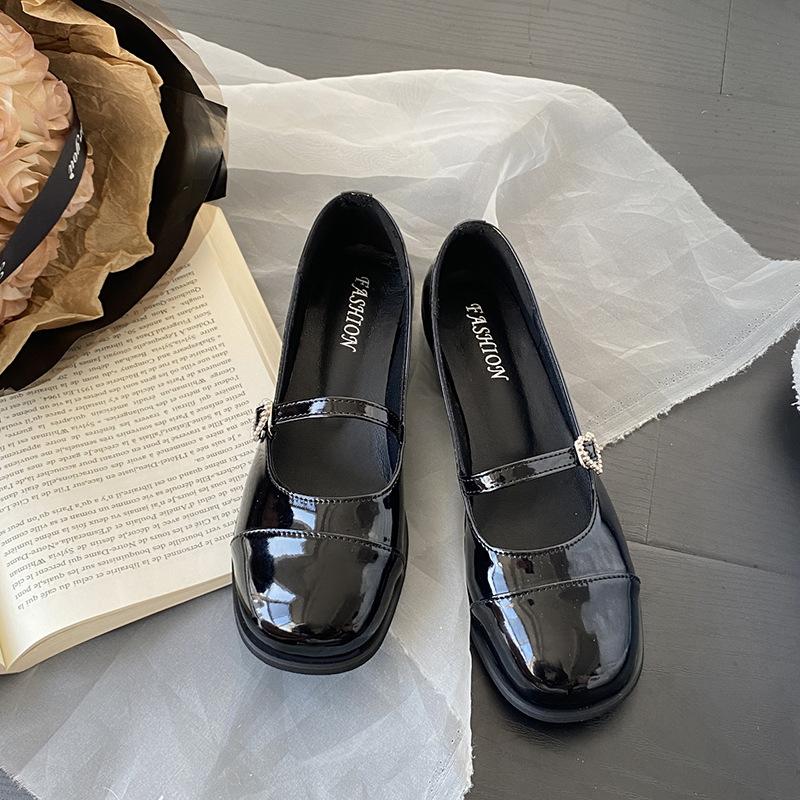 

Мода 2024 года, осень, новые женские туфли Мэри Джейн с сердечком, пряжкой, лакированная кожа, платье, круглая голова, средний квадратный каблук, однотонные женские туфли 35 чёрный