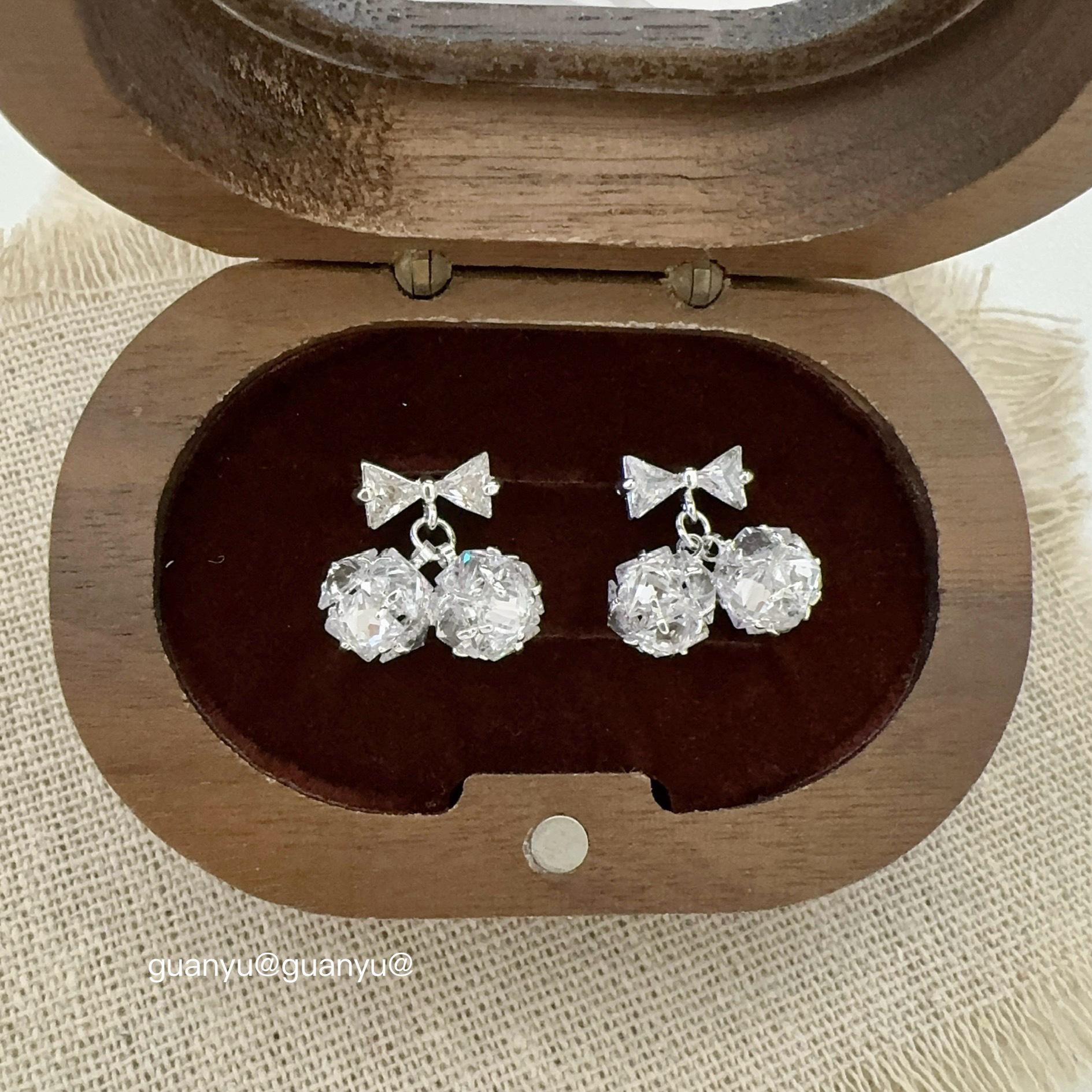 

Exquisite Zircon Bow Ball Stud Earrings - Light Luxury, Sweet, and Versatile Fashion for Women