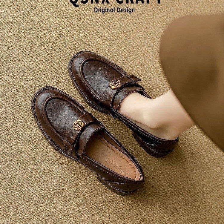 Damen-Slipper mit Leder-Kamelie, Herbst 2025, neuer britischer Stil, Retro-Kleinlederschuhe, vielseitige Einzelschuhe