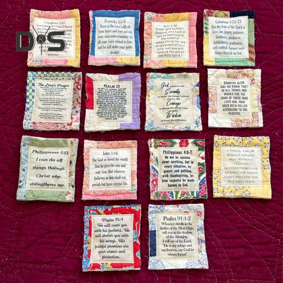 Mini colcha de oración vintage con un dispositivo de madera en su interior, hecha a mano, con bolsillos, cuadrados, regalo religioso para amigos cristianos.