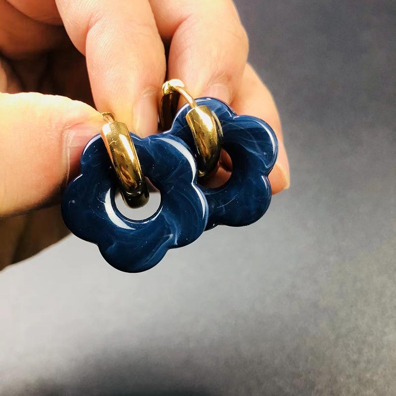 European and American Cartoon Resin Flower Copper Earrings - Cute and Fashionable Flower Hoops.