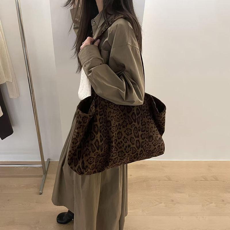 Yogodlns Retro Leopard Print Niche Commuter Large Capacity Shoulder Bag Totes Autumn and Winter New Travel Underarm Bag