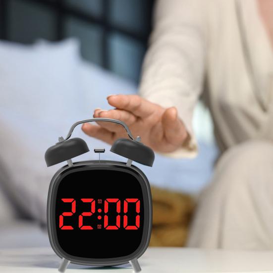 Liten digital vekkerklokke med LED-display Stor skjerm Snoozefunksjon Justerbar Batteridrevet Skrivebordsklokke