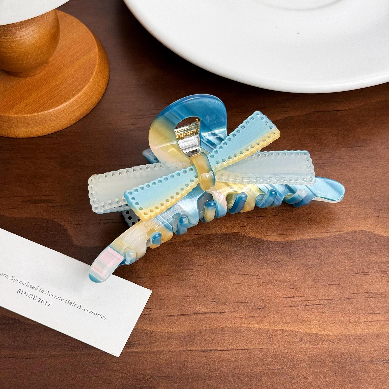 

Модная большая заколка для волос в виде акулы длиной 107 см с шикарным дизайном в виде банта. Идеально подходит для повседневных образов. BlueYellow Stripe