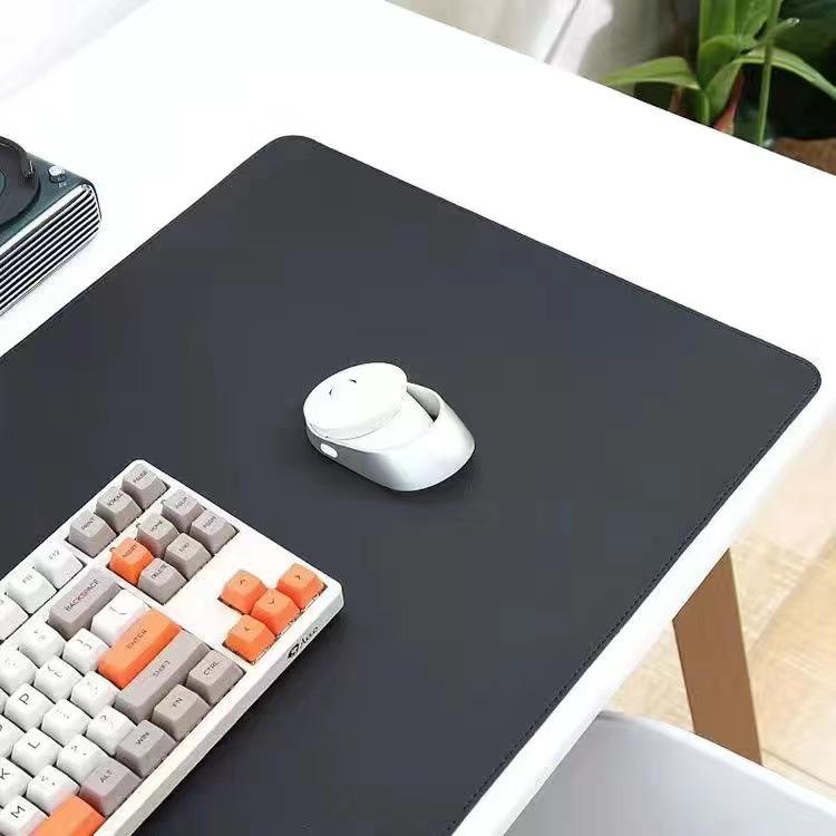 Suport mare personalizat din piele antiderapant pentru mouse cu margini cusute - Covoraș pentru birou și suport de scris, Model cu logo