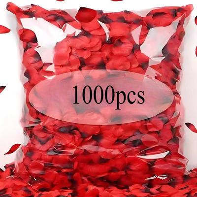 Der Hochzeitsraum ist mit simulierten Rosenblättern geschmückt, der Heiratsantrag ist mit romantischen Hochzeitsblumen arrangiert, wodurch eine romantische Atmosphäre geschaffen wird.