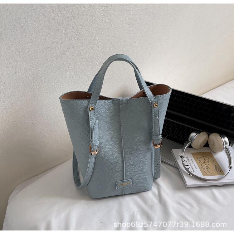 

Premium sense bucket bag contrasting color large capacity dual-purpose vegetable basket bag 2025 spring and summer new commuter shoulder messenger bag синий