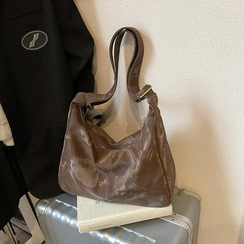 Fashion large-capacity bag women's 2025 autumn and winter new shoulder bag simple soft-sided commuter messenger pillow bag