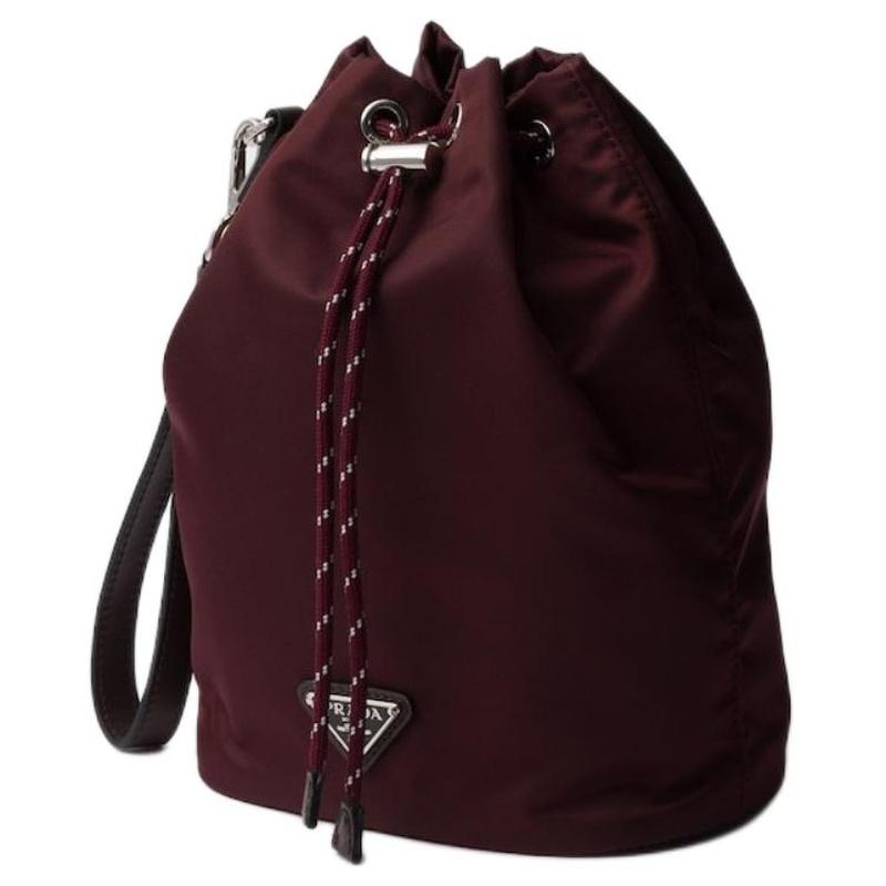 Prada Re-Nylon Speedrock logo triangolare in metallo smaltato cinturino da polso rimovibile borsa in tessuto e pelle da donna rosso bordeaux