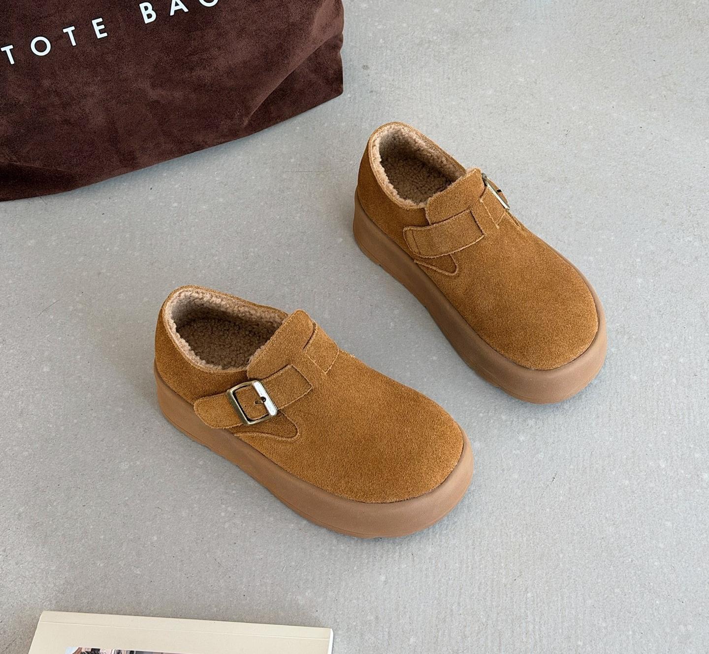 

Leather women s shoes platform velvet shoes winter new retro belt buckle thermal shoes cotton shoes 40