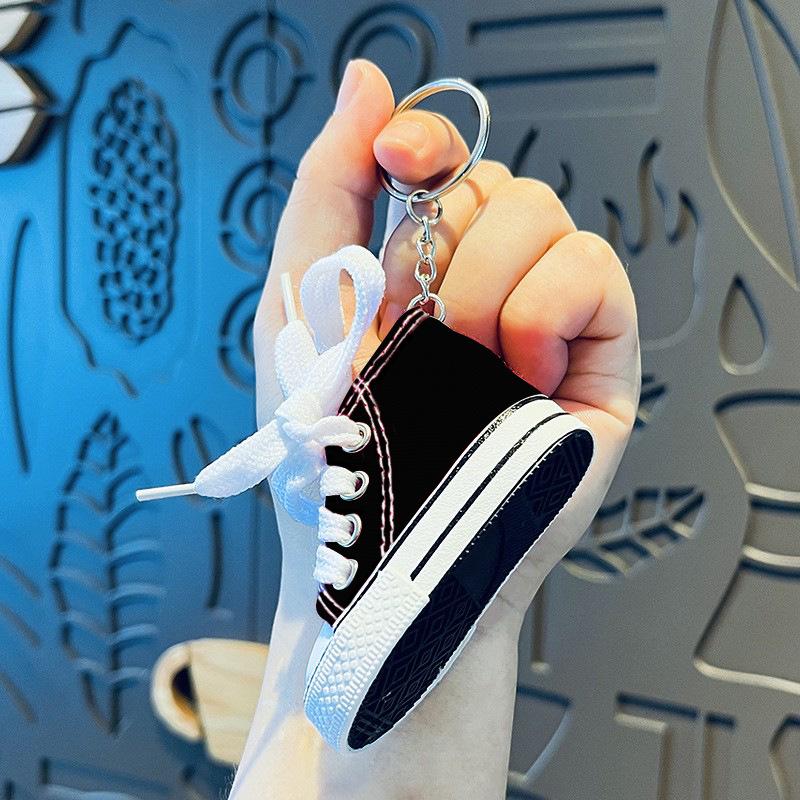 

Мини брелок-кроссовок на холсте: Модный кулон для рюкзака и стильный подарок