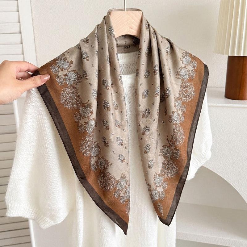 Light luxury retro 71 new double-sided heterochromatic small square scarf women's spring and autumn fashion versatile scarf neck protection decorative