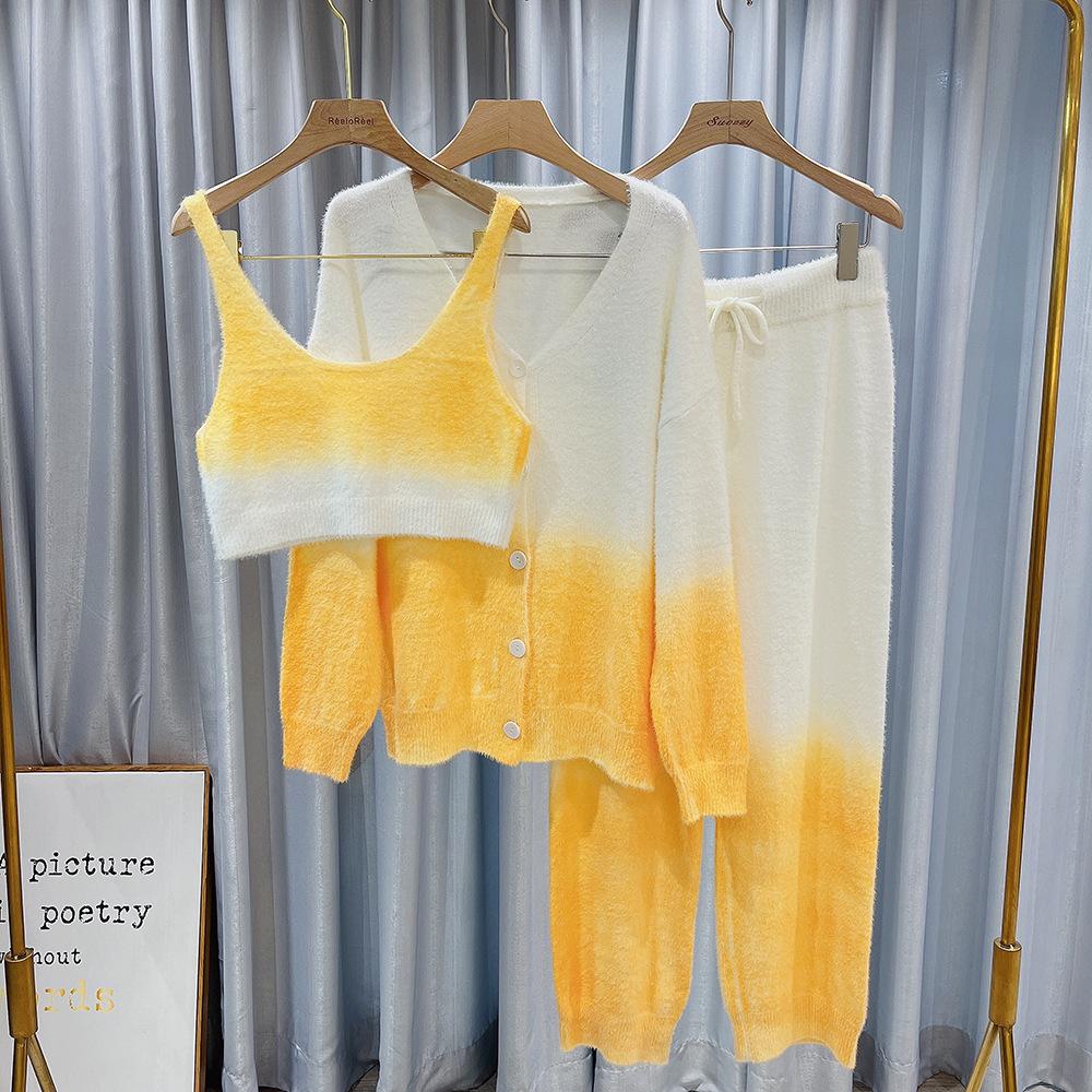 

Зимняя новая полубоковая бархатная пижама из трех частей с подтяжками, утолщенная домашняя пижама для женщин One Size жёлтый