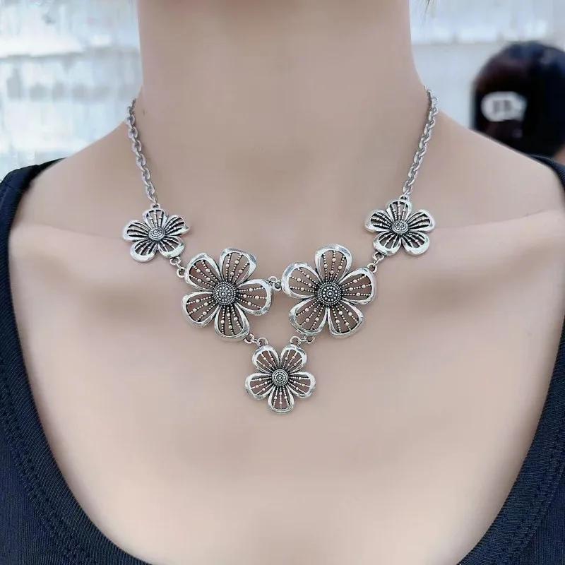 

Elegant Temperament of The Hollow Garland Women s Retro Three-dimensional Positioning of High Fashion Sense Clavicle Chain