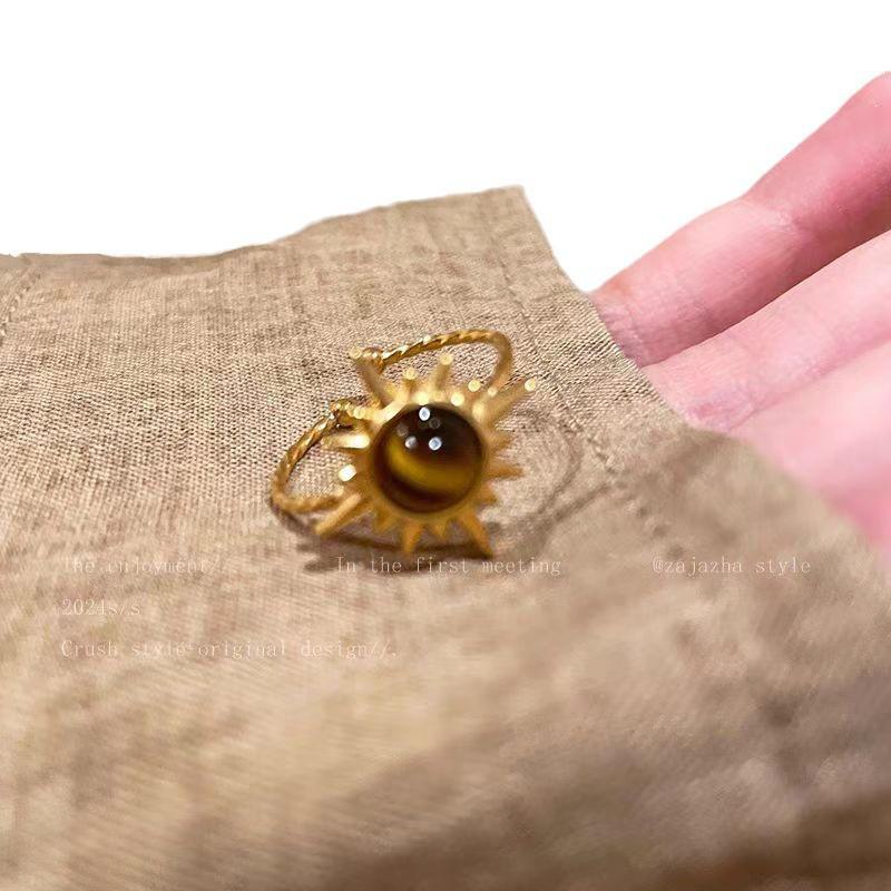 Eleganter goldener Ring mit Sonnenblumen-Tigerauge-Stein – einzigartiges 2025-Design für Damen.
