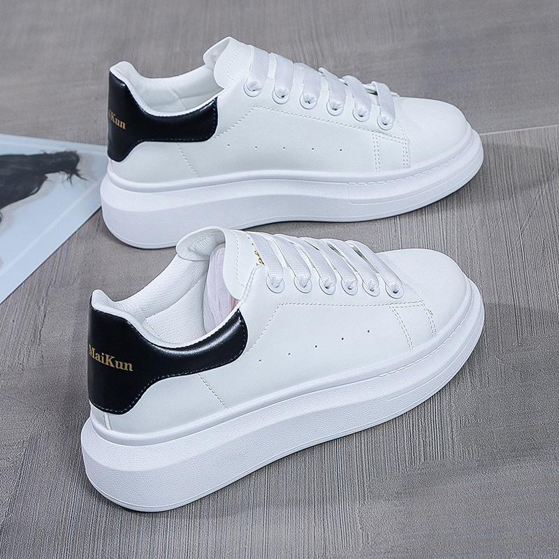 Malé bílé boty 2025 Nové jarní a podzimní párové italské boty McQueen pro muže a ženy Platforma Trend Zvyšuje Casual Sportovní Board Shoes