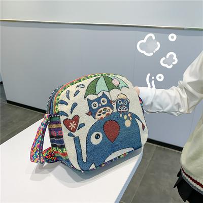 Ця сумка кросбоді — це одноплечова багатоцільова маленька сумка з вишитими візерунками золотою ниткою та етнічним стилем.