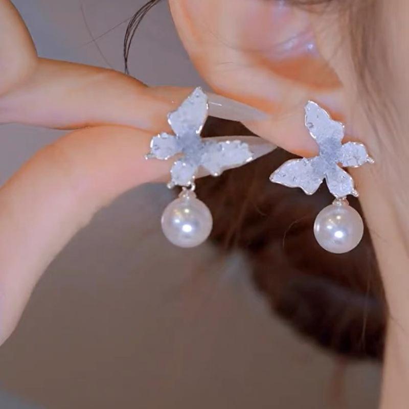 Fashion and elegance, atmospheric bow pearl earrings, women's design sense, versatile, exquisite stud earrings, sweet temperament, ear jewelry