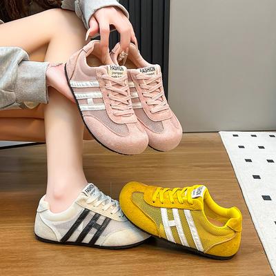 Sapatos de treino alemães respiráveis de malha de nicho versáteis para desportos de lazer, cor sólida retro, sapatos rasos femininos Forrest Gump, novos modelos 2025