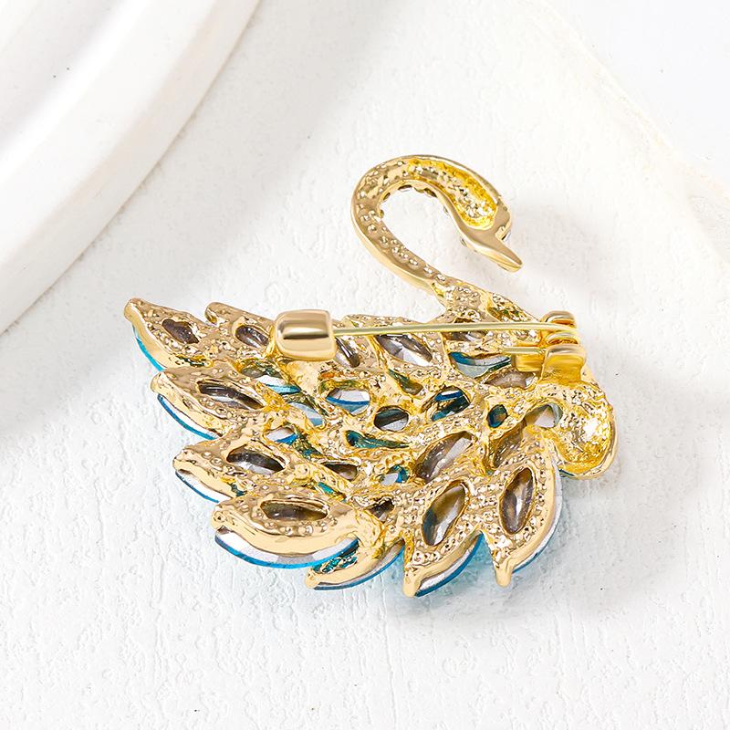 Crystal Swan brooch, high-end and sophisticated, niche, small fragrance, retro chest flower, Korean version, anti glare, pin clothing accessories