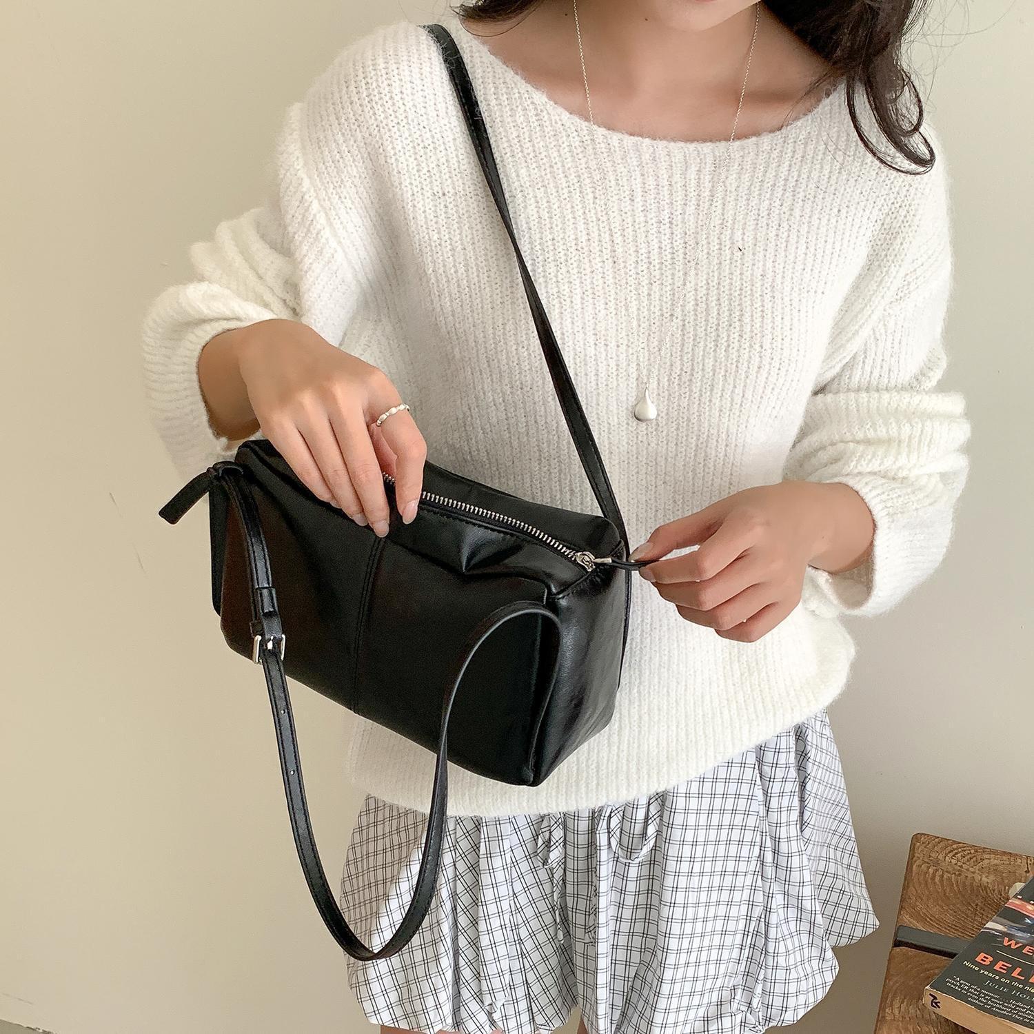 Large Capacity Soft Leather Retro Style Ins Pillow Bag, Simple and Casual, Versatile for Daily Commuting, Single Shoulder Armpit Bag чёрный